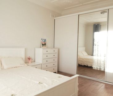 New Renovated 4 Spacious Bedrooms with Sunroom - Photo 5