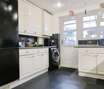 3 bedroom semi-detached bungalow to rent - Photo 2