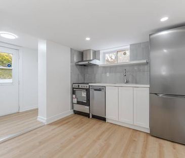 Renovated Extra-Large Studio in Bloordale – Modern & Convenient! - Photo 2