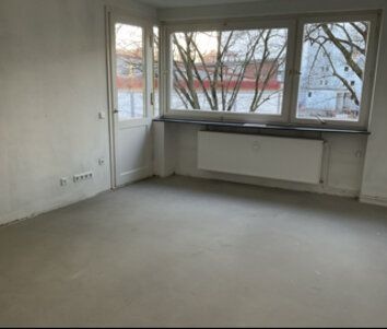 Teilrenovierte Dreizimmerwohnung im ersten OG mit Balkon! - Photo 1