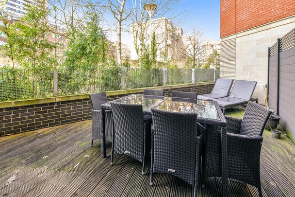 1 bedroom flat in Montaigne Close - Photo 1