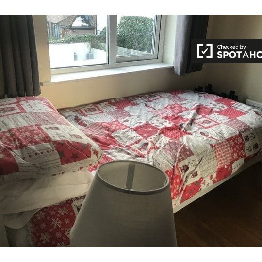 Room for rent in 4-bedroom house in Sandyford, Dublin - Photo 1