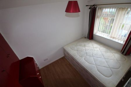 4 bedroom semi-detached house to rent - Photo 3