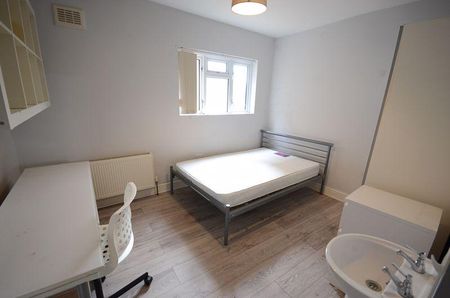 1 bedroom in a house share to rent - Photo 3