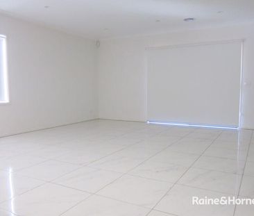 "MODERN 4 BEDROOM FAMILY HOME IN GREAT CENTRAL LOCATION!" - Photo 1