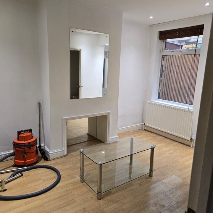 Room in a Shared House, Russell Street, LU1 - Photo 1