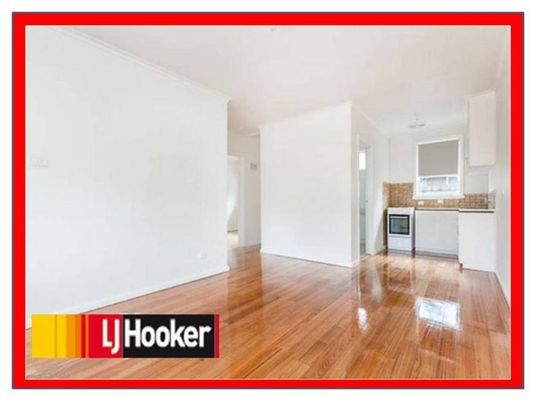 IMMACULATE UNIT- CONVENIENCE NOBLE PARK LOCATION - Photo 1