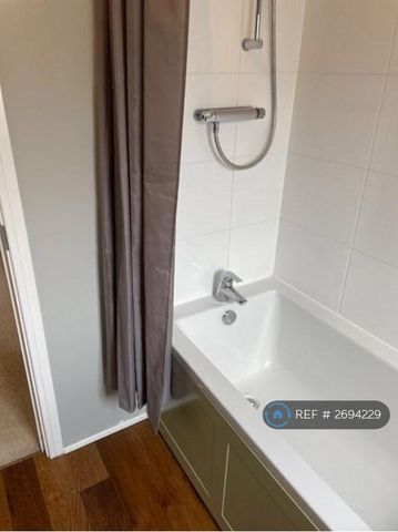 3 bedroom end of terrace house to rent - Photo 2