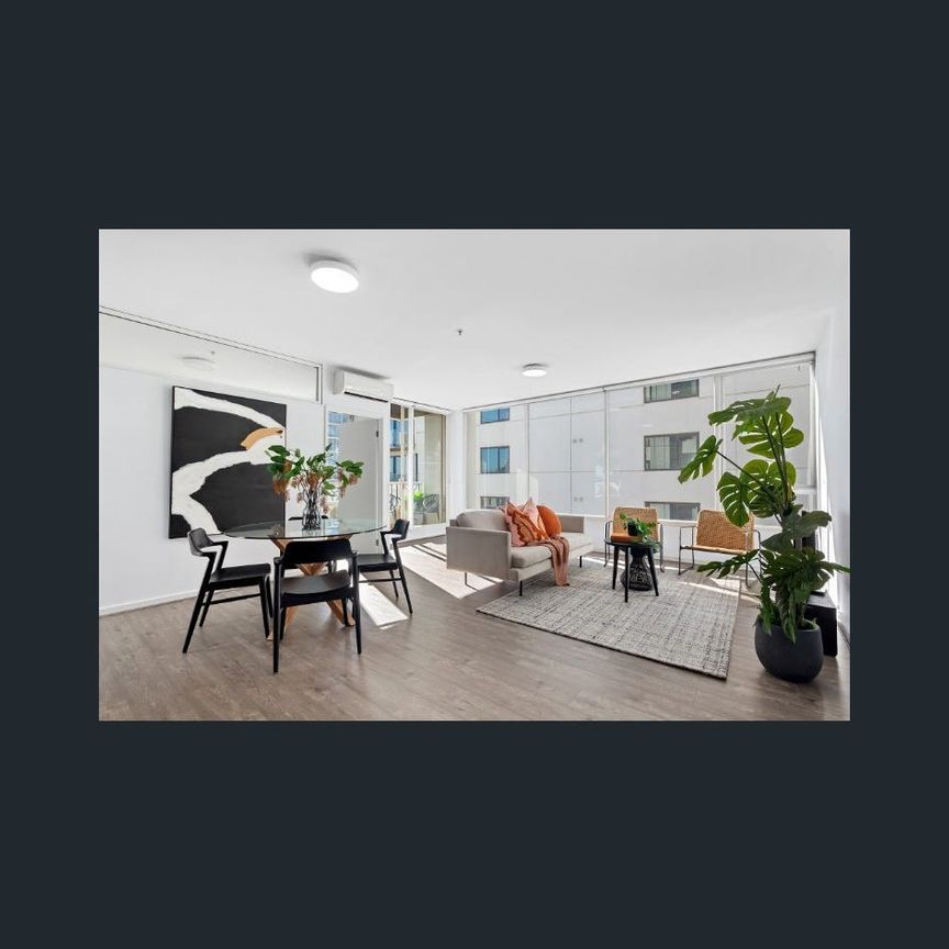 Light-Filled Corner Apartment with Sweeping City Views - Photo 1