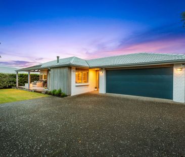 Elegant 3-Bedroom, 2-Bathroom Home in Coveted Castor Bay - Photo 4