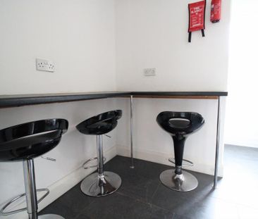 4 bedroom semi-detached house to rent - Photo 3