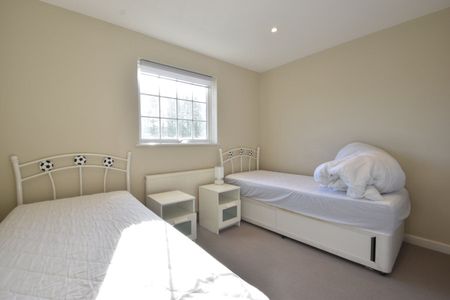 Angas Court, WEYBRIDGE, KT13 - Photo 4