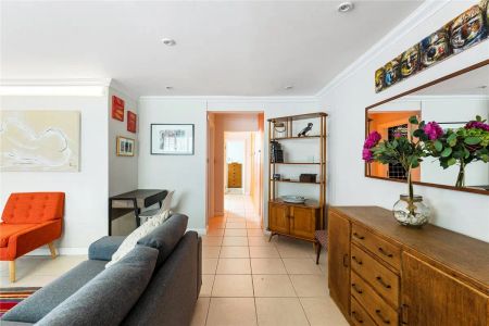 1 bedroom flat in Notting Hill - Photo 2