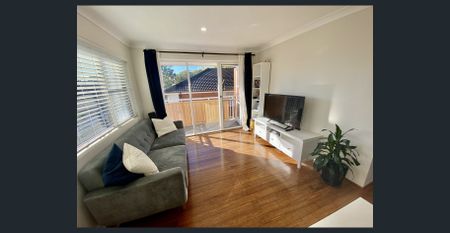 Renovated top floor apartment in perfect location - Photo 2