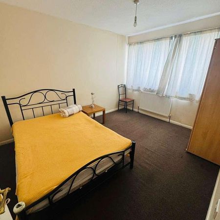 Pennine Way, UB3 - Photo 2