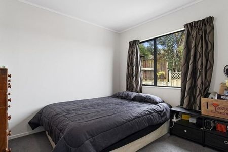 Three Bedroom Family Home In Welcome Bay - Welcome Bay - Photo 5
