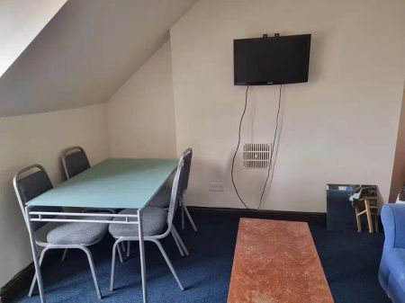 6 Bed Room - Photo 2