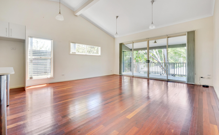 Contemporary townhouse in elevated position - Photo 3