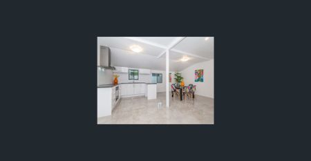 Spacious 5-Bed, 2-Bath Family Home - Fully Air-Conditioned! - Photo 4