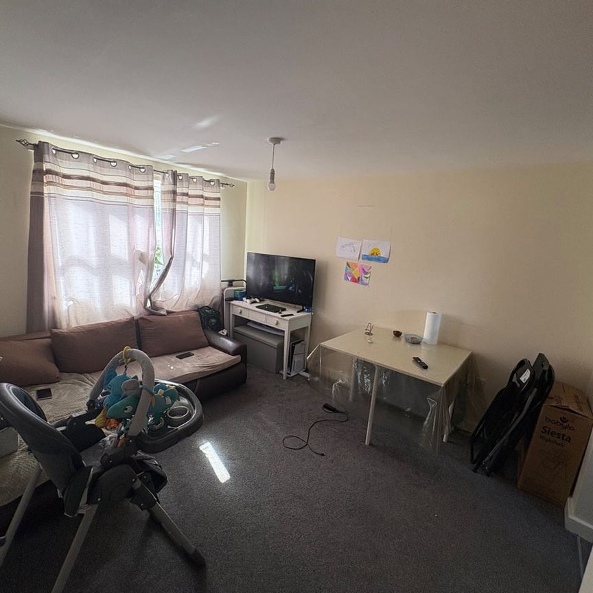 2 Bed Flat, Sarum Road, LU3 - Photo 1
