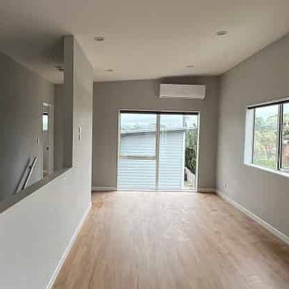 Modern design 4 bedroom house with outdoor decking - Photo 1