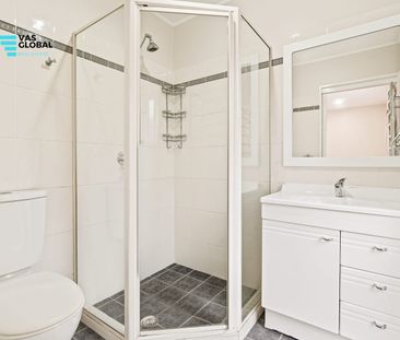 Renovated in Crestwood Catchment! - Photo 3