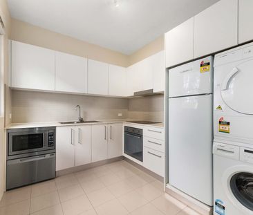 RENOVATED APARTMENT IN THE HEART OF GLEBE - Photo 3