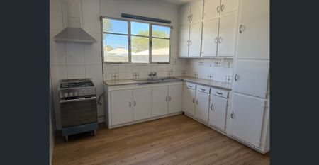 Freshly updated gem, in a prime location - Photo 5