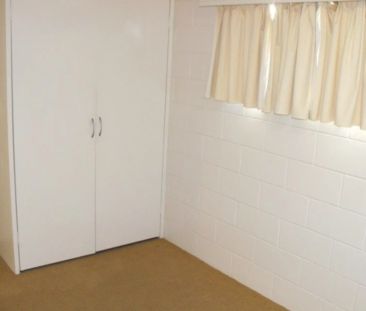 Unit 2/18 Burnett Crescent, - Photo 4