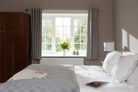 Nestled in a secluded and tranquil setting, this characterful three-bedroom cottage offers an idyllic retreat in the heart of the Howardian Hills Area of Outstanding Natural Beauty. - Photo 4