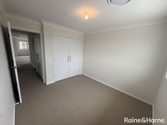 Modern Five-Bedroom Family Home - Photo 1