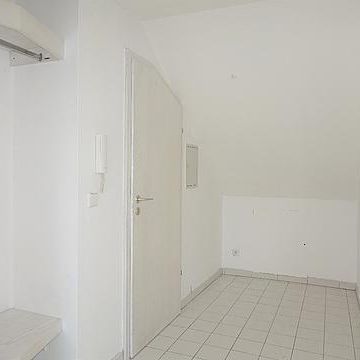 Gepflegte ca. 89 m² große DG-Wohnung mit großem Wohn-/Esszimmer, Tageslichtbad und PKW-Stellplatz - Photo 1