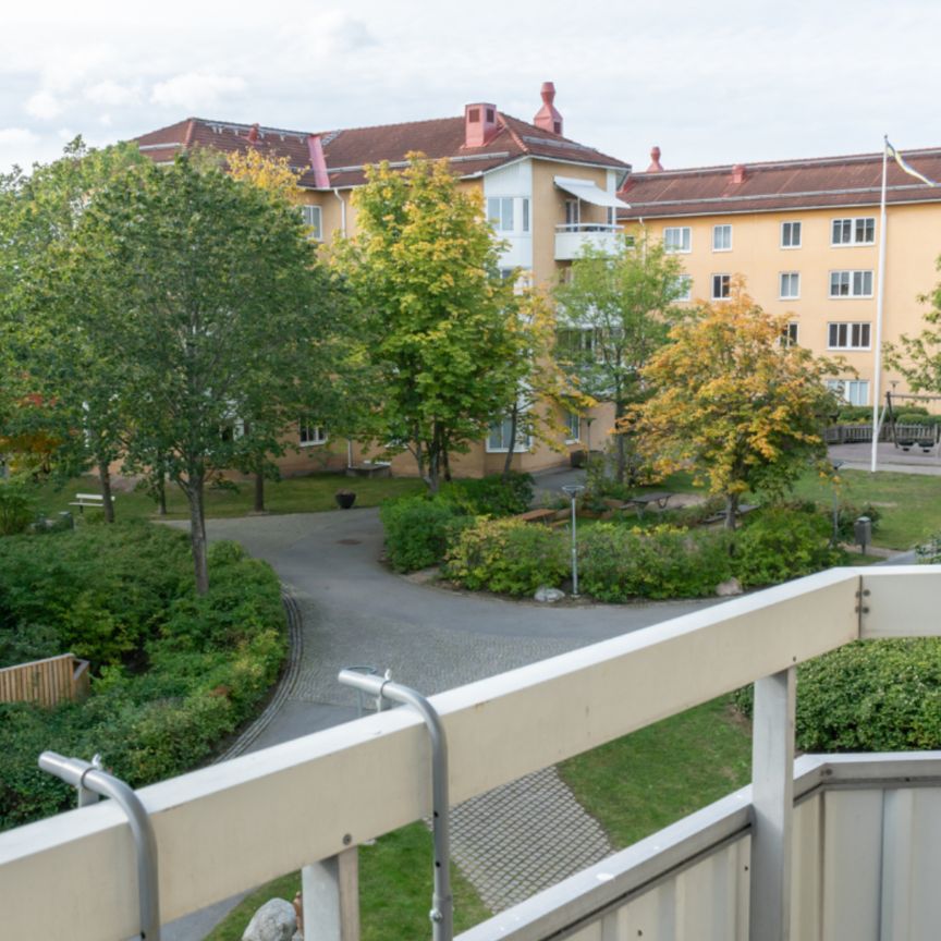 Bright, Spacious Apartment in Sundbyberg - Photo 1