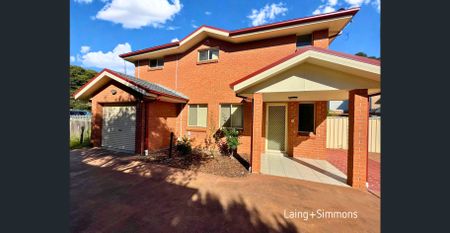 Modern three-bedroom townhouse - Photo 3