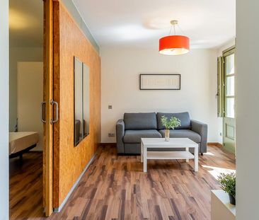 Lovely Apartment with a Balcony in the Gothic Quarter - Photo 2