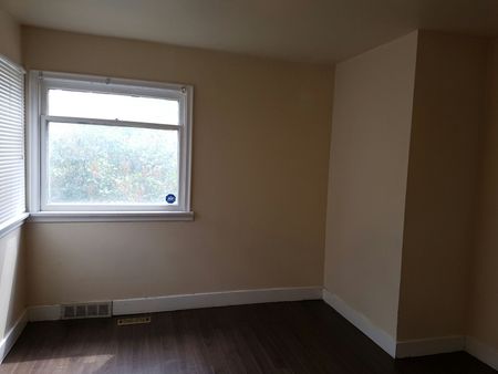 3 BDRMS MAINFLOOR FOR RENT IN PARKHILL SW NEAR STAMPEDE! - Photo 3