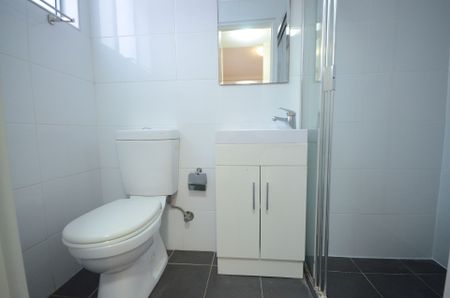 2 Bedroom Garden Apartment&excl; - Photo 4