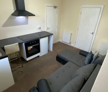 Flat 3, Conference Road, Armley, Leeds, LS12 3DX - Photo 1