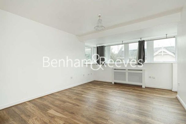 Pier Way, Woolwich, SE28 - Photo 1