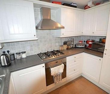 Bedroom Terraced House In Godalming, GU7 - Photo 4