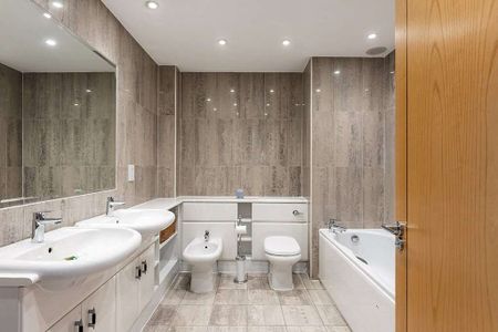 Spacious and bright split level top floor apartment in this riverside development in Greenwich. - Photo 2