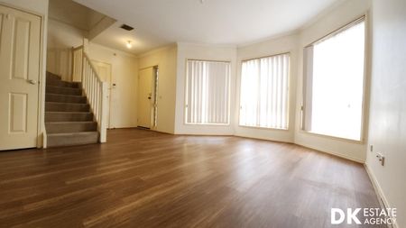 Charming 3 bedrooms townhouse in Central sunshine - Photo 3