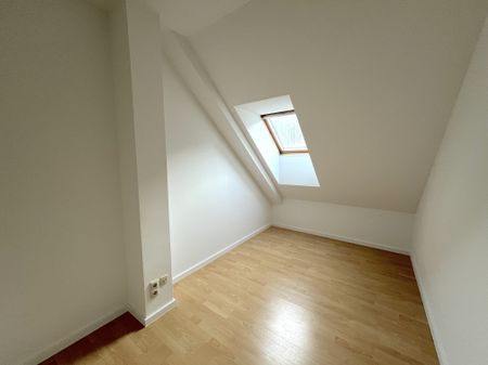Lichtdurchflutete 3 Zimmer Dachgeschosswohnung – ab sofort einziehen! - Photo 2