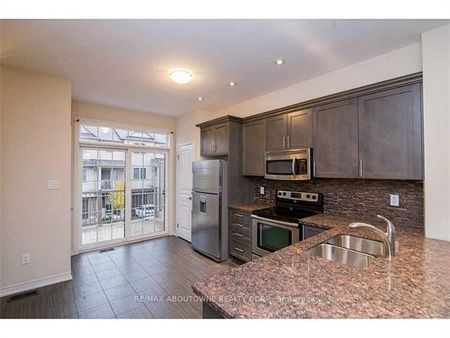 Townhouse For Lease | X8131242 - Photo 4