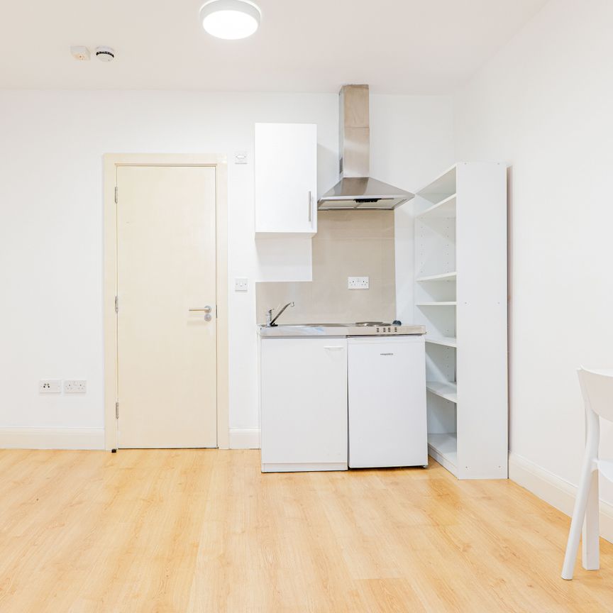 BILLS INCLUDED - Modern One-Bedroom in Cheniston Gardens, Kensington, London W8 - Photo 1