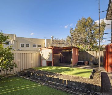 Large 3-Bedroom House with Garage in the Heart of Balmain Village -... - Photo 6