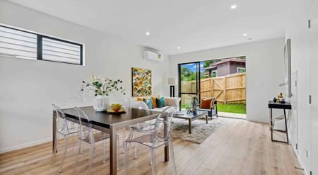 Stylish Living in Te Atatu South! - Photo 3