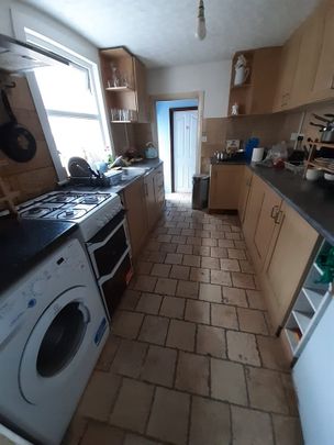 Room in a Shared House, Albert Square, E15 - Photo 1