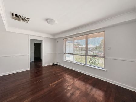 Spacious 3-Bedroom Home in Prime Kelmscott Location! - Photo 2