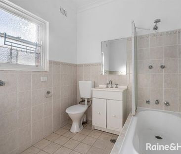 Sun-Drenched Apartment Offering Space & Privacy - Photo 5